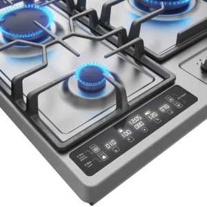 اجاق گاز توکار آلتون مدل S520DN؛ تایمر لمسی، استیل و سرشعله آریاتکنیک آشپزخانه قلب هر خانهای است و اجاق گاز، مهمترین عضو این قلب تپنده به شمار میرود. اگر به دنبال اجاق گاز توکاری هستید که با صفحه استیل ضد زنگ خش دار، ۵ شعله پرتوان، تایمر لمسی و سرشعله ایرانی آریاتکنیک، آشپزخانه شما را به محیطی کارآمد و مدرن تبدیل کند، اجاق گاز توکار آلتون مدل S520DN دقیقاً همان محصولی است که به آن نیاز دارید. این اجاق گاز با ترکیب استیل ضد زنگ، پلوپز وسط دیفندی، تایمر لمسی، شبکه چدنی گسترده لولایی و گارانتی ۲۴ ماهه، عملکردی قدرتمند و حرفهای را به شما هدیه میدهد. ایتاکیت با افتخار، این محصول استثنایی از برند معتبر آلتون (Alton) را با بهترین قیمت و بالاترین کیفیت به شما عزیزان ارائه میدهد. در ادامه با مهمترین ویژگیهای این اجاق گاز توکار بینظیر آشنا شوید. چرا اجاق گاز توکار آلتون مدل S520DN را انتخاب کنید؟ ۱. صفحه استیل ضد زنگ خش دار؛ استحکام و ماندگاری بالا اجاق گاز S520DN با صفحه استیل ضد زنگ خش دار، جلوهای مدرن، تمیز و حرفهای به آشپزخانه شما میبخشد. استیل ضد زنگ مقاوم در برابر زنگزدگی، خوردگی و خط و خش، دوام فوقالعادهای را تضمین میکند. ابعاد بیرونی: ۹۰ × ۵۰ سانتیمتر ابعاد برش: ۸۷ × ۴۷.۵ سانتیمتر روکش خش دار برای مقاومت بیشتر در برابر خط و خش نصب آسان و دقیق در کابینت آشپزخانه ۲. سرشعله ایرانی آریاتکنیک؛ کیفیت و اصالت ایرانی اجاق گاز S520DN مجهز به سرشعلههای ایرانی آریاتکنیک است که با کیفیت ساخت بالا، توزیع یکنواخت حرارت و دوام فوقالعاده، عملکردی قابل اعتماد و حرفهای را ارائه میدهند. مشعلهای کناری AE نیز راندمان حرارتی بالا و شعلهای متمرکز تولید میکنند. ۳. ۵ شعله پرتوان با توان حرارتی متنوع اجاق گاز S520DN مجهز به ۵ شعله با توان حرارتی متنوع است که برای انواع پخت و پز طراحی شدهاند: نوع شعله توان حرارتی کاربرد پلوپز (وسط دیفندی) ۳.۵ کیلووات پخت برنج و غذاهای حجیم مینی ووک ۲.۵ کیلووات پخت سریع و سرخ کردن بزرگ ۲.۳ کیلووات پخت روزمره و حرارت بالا متوسط ۱.۵ کیلووات پخت ملایم و خورشها قهوهجوش ۱ کیلووات دمکردن قهوه و گرم کردن سریع ۴. تایمر لمسی؛ مدیریت هوشمند هر شعله یکی از ویژگیهای منحصربهفرد این اجاق گاز، تایمر لمسی است که امکان تنظیم و کنترل هر پنج شعله بهصورت مستقل را فراهم میکند: تنظیم زمان پخت برای هر شعله بهصورت جداگانه اعلام پایان زمان پخت با هشدار جلوگیری از سوختن غذاها افزایش دقت و کنترل در آشپزی ۵. راندمان انرژی A؛ مصرف بهینه و صرفهجویی در هزینه اجاق گاز S520DN با راندمان انرژی A، یکی از بهینهترین اجاق گازهای موجود در بازار است. این راندمان بالا به شما امکان میدهد: مصرف گاز را بهطور قابلتوجهی کاهش دهید. هزینههای قبض گاز خود را پایین بیاورید. با خیالی آسوده از پخت و پز لذت ببرید. ۶. شبکه چدنی گسترده لولایی؛ استحکام و دسترسی آسان شبکه چدنی گسترده لولایی با طراحی منحصربهفرد، مزایای زیر را به همراه دارد: پوشش گستردهتر برای قرارگیری انواع ظروف مکانیزم لولایی برای دسترسی آسان به زیر شبکه و نظافت استحکام بالا و جلوگیری از لغزش ظروف مقاوم در برابر حرارت و تغییر رنگ ۷. پلوپز وسط طرح دیفندی؛ پخت برنج دانهدانه پلوپز وسط طرح دیفندی با توان ۳.۵ کیلووات، حرارت متمرکز و یکنواختی را برای پخت برنج بهصورت دانهدانه و مجلسی فراهم میکند. ۸. ترموکوپل و فندک اتوماتیک اجاق گاز S520DN به ترموکوپل تاپتایم مجهز شده است که در صورت خاموش شدن شعله، جریان گاز را بهطور خودکار قطع میکند. همچنین فندک اتوماتیک روشن کردن شعلهها را آسان و بدون نیاز به کبریت یا فندک انجام میدهد. اجاق گاز توکار آلتون مدل S520DN برای چه کسانی مناسب است؟ 👨👩👧👦 خانوادههای پرجمعیت که به ۵ شعله و تایمر لمسی نیاز دارند. 👩🍳 آشپزهای حرفهای که به صفحه استیل و سرشعله باکیفیت اهمیت میدهند. 💰 افرادی که به صرفهجویی در مصرف انرژی اهمیت میدهند. 🧼 افرادی که به دوام و نظافت آسان اهمیت میدهند. 🎁 هدیهای ارزشمند برای منزل عروس و دامادها. گارانتی ۲۴ ماهه و ۱۰ سال خدمات پس از فروش؛ خیالی آسوده برای شما ما در ایتاکیت به کیفیت و اصالت کالایی که به دست شما میرسد، کاملاً واقفیم. به همین دلیل، اجاق گاز توکار آلتون مدل S520DN با ۲۴ ماه گارانتی رسمی و شرکتی و ۱۰ سال خدمات پس از فروش به شما عزیزان عرضه میشود. گارانتی شرکتی این محصول، نشان از اعتماد برند آلتون به کیفیت ساخت محصول خود و همچنین تعهد ایتاکیت به ارائه بهترین خدمات به شما مشتریان گرامی دارد. مزایای این گارانتی ۲۴ ماهه و خدمات پس از فروش ۱۰ ساله برای شما: ✅ پشتیبانی رسمی و تخصصی ✅ استفاده از قطعات اصلی و اورجینال ✅ شبکه گسترده خدمات ✅ دوره گارانتی طولانیتر ✅ آسودگی خاطر و سرمایهگذاری امن نکته مهم: لطفاً برای بهرهمندی از خدمات کامل گارانتی و خدمات پس از فروش، کارت گارانتی محصول را پس از دریافت، به دقت مطالعه کرده و در محل امنی نگهداری کنید. با انتخاب این محصول از ایتاکیت، شما نه تنها یک اجاق گاز توکار پیشرفته و باکیفیت، بلکه یک خدمات پشتیبانی مطمئن و طولانیمدت را نیز به خانه خود میبرید. جمعبندی؛ چرا اجاق گاز توکار آلتون S520DN بهترین انتخاب است؟ اجاق گاز توکار آلتون مدل S520DN با ترکیب صفحه استیل ضد زنگ خش دار، ۵ شعله با سرشعله ایرانی آریاتکنیک، تایمر لمسی، راندمان انرژی A، شبکه چدنی گسترده لولایی، پلوپز وسط دیفندی، ترموکوپل، فندک اتوماتیک و گارانتی ۲۴ ماهه، یک انتخاب کامل و بینظیر برای هر آشپزخانهای است. اگر به دنبال اجاق گاز توکاری هستید که همزمان کیفیت پخت عالی، طراحی استیل شیک، امکانات پیشرفته، مصرف بهینه انرژی، ایمنی کامل و کاربری راحت را ارائه دهد، همین حالا سفارش خود را ثبت کنید و از پخت و پز لذتبخش با اجاق گاز توکار آلتون S520DN تجربهای جدید رقم بزنید.